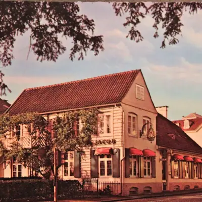 235 Jahre Ein Gebäude mit Markisen an der Vorderseite.