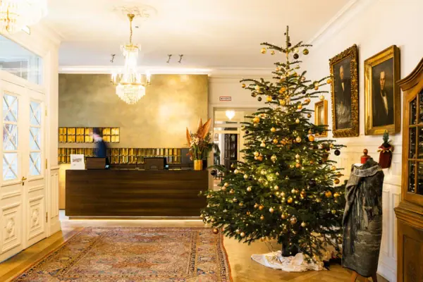 Vorweihnachtszeit im Louis C. Jacob Weihnachtsbaum in einem Zimmer