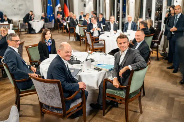 Politiktreffen Louis C. Jacob Deutsch-französische Kabinettsklausur im Oktober 2023 im Saal des Jacobs Restaurant. Am vordersten runden Tisch sitzen u.a. Bundeskanzler Olaf Scholz und der französische Staatspräsident Emmanuel Macron.