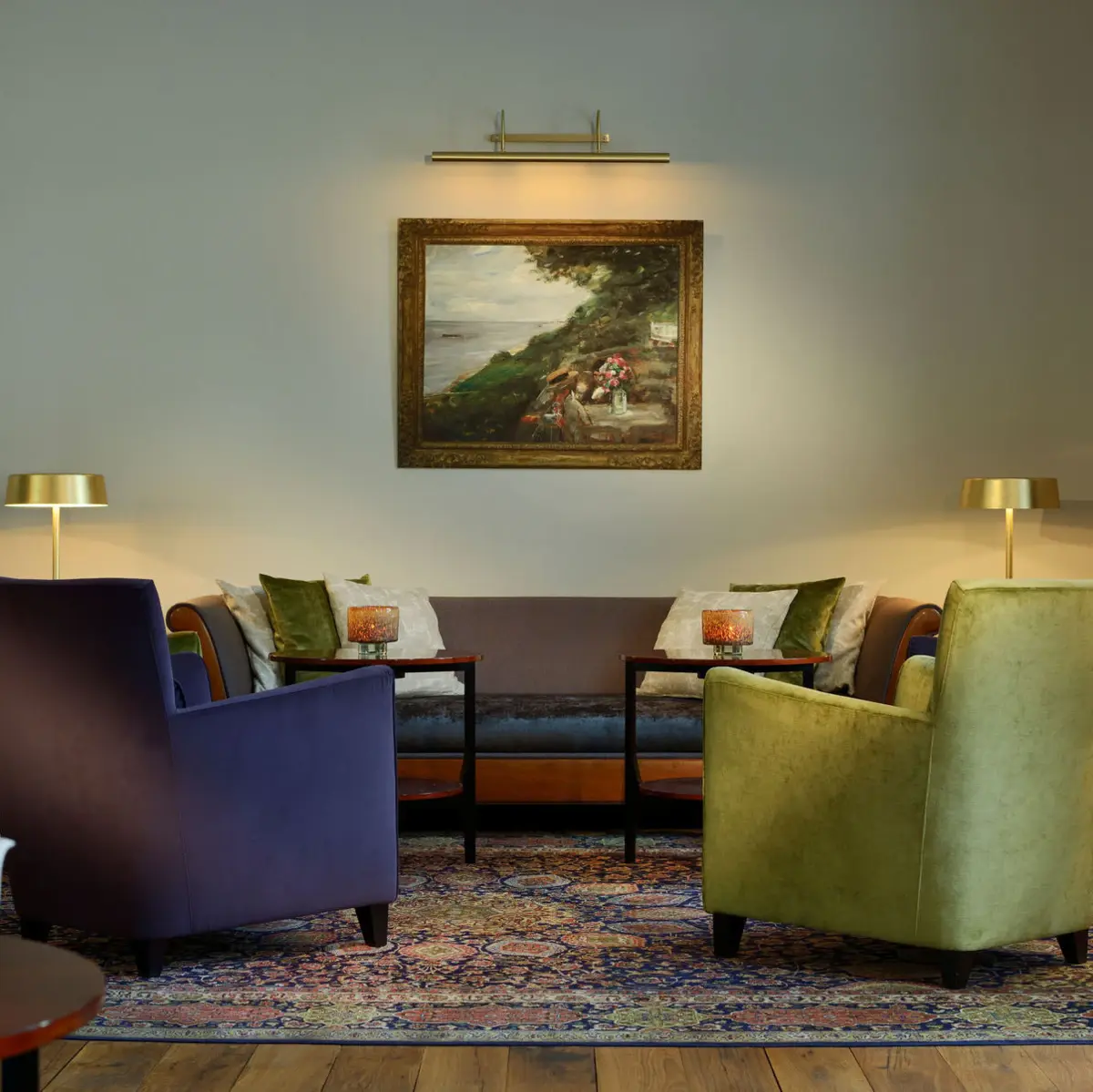 Wohnhalle Louis C. Jacob Hotel Hamburg. Die Wohnhalle im Louis C. Jacob Hotel Hamburg mit einem Sofa, Sesseln und einem Couchtisch.