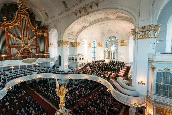 Eine Gruppe von Menschen in einem großen weißen Gebäude.