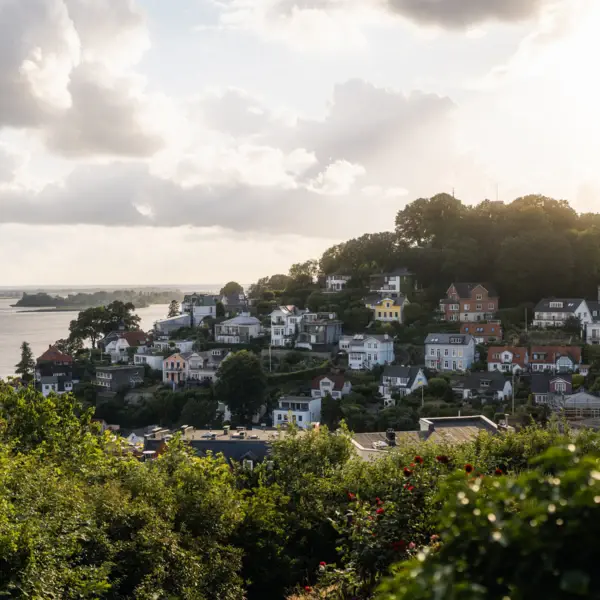 Blick auf das Treppenviertel in Hamburg Blankenese und die Elbe.