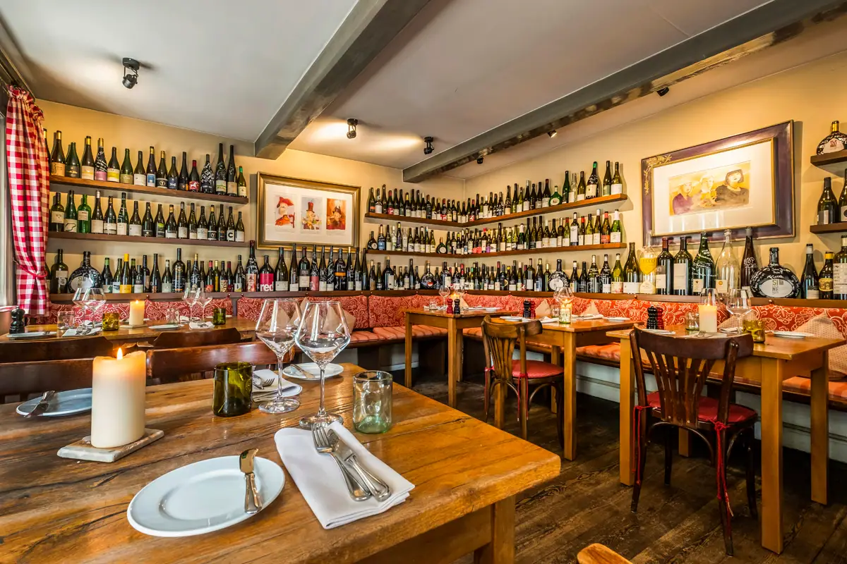 Holzraum in der Weinwirtschaft Kleines Jacob Ein Restaurant mit Tischen und Stühlen.