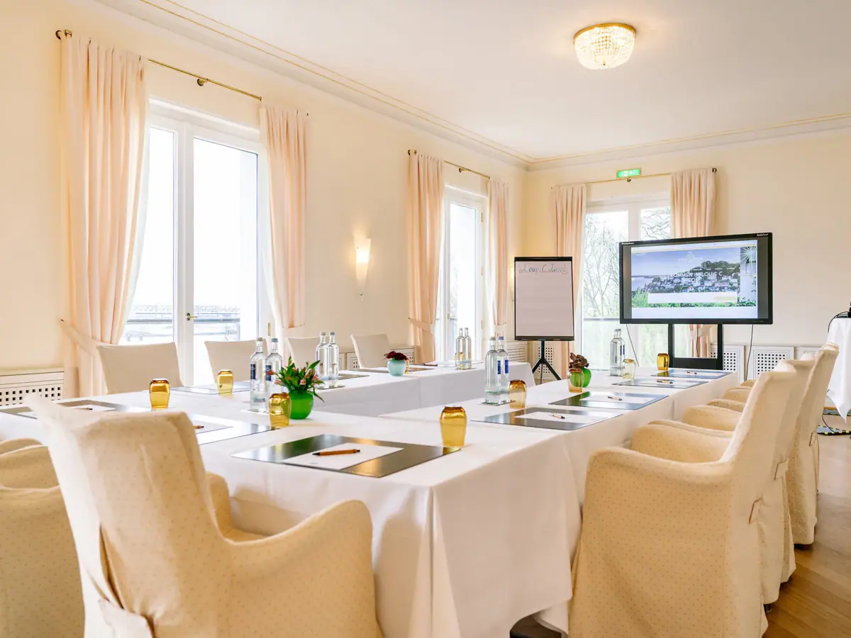 Veranstaltungsraum im Hotel Louis C. Jacob mit einer u-förmigen Tafel.