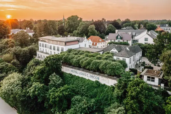 Außenansicht Louis C. Jacob Blick auf das Hotel Louis C. Jacob von der Elbe her.