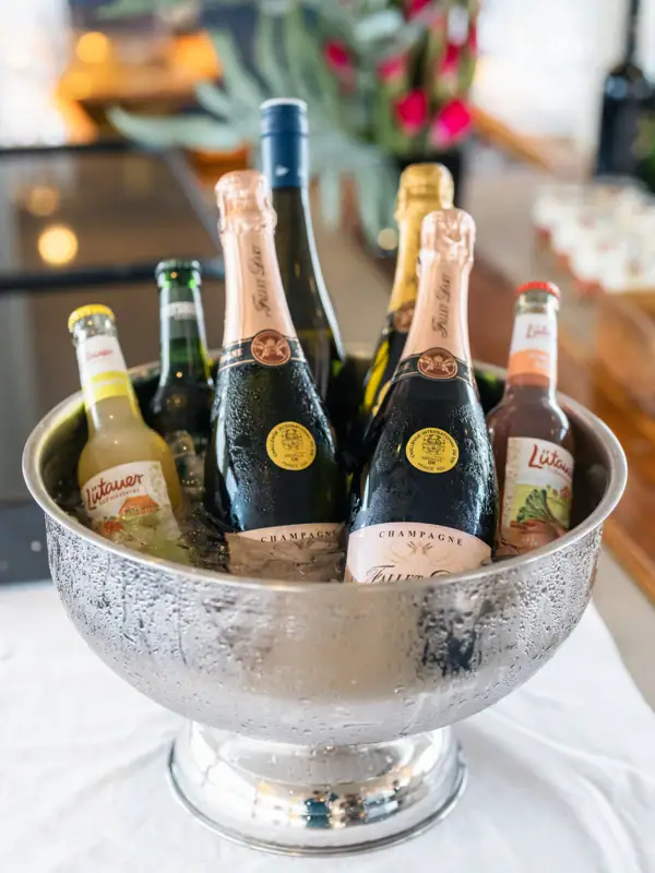 Sektkühlerschale mit verschiedenen Flaschen Sekt und Champagner