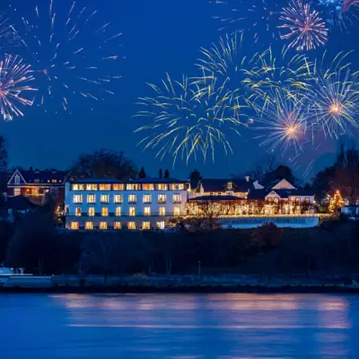 Silvester im Jacob Feuerwerk über einem Gebäude bei Nacht
