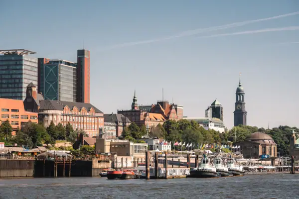 Blick von der Elbe aus auf den Hafen Hamburg, die Landungsbrücken und den Michel.