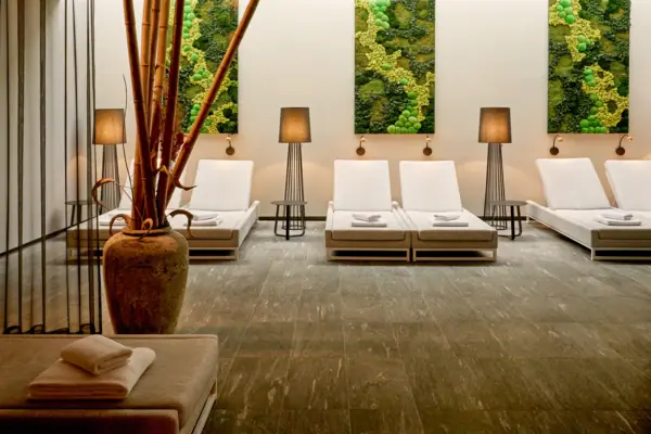 Wellnessbereich Der Ruhebereich im Louis C. Jacob mit Wellness-Liegen und Pflanzen.