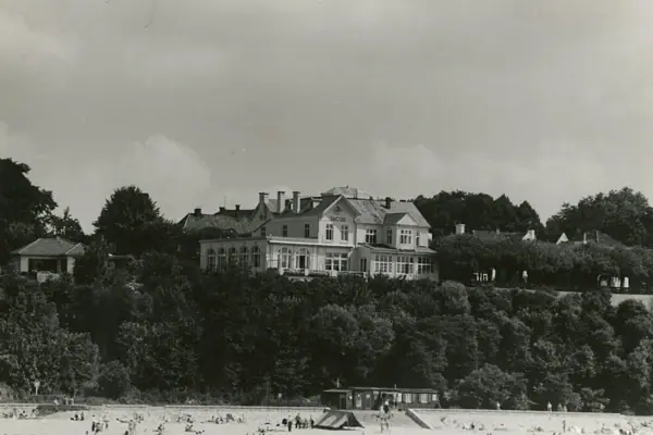 Louis C. Jacob 1791 Großes Gebäude auf einem Hügel unter klarem Himmel.