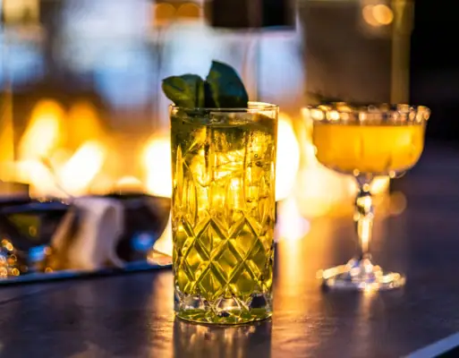 Drinks auf der Lindenterrasse Drinks vor beleuchtetem Hintergrund