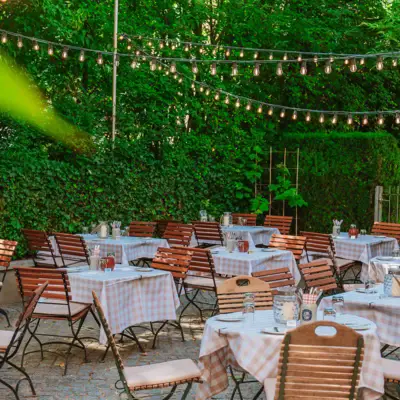 Weinwirtschaft Kleines Jacob Garten Biergarten der Weinwirtschaft Kleines Jacob mit Tische und Stühle im Freien sowie Lichterketten