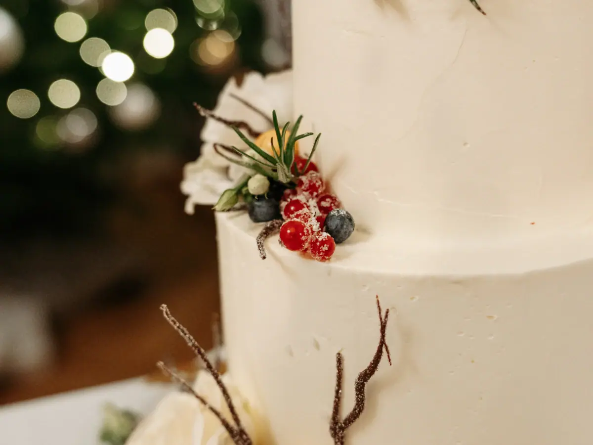 Hochzeitstorte Nahaufnahme Nahaufnahme einer Hochzeitstorte mit floralen Verzierungen