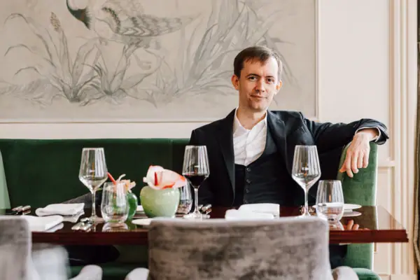 Mika Müller Mann hinter gedecktem Restauranttisch