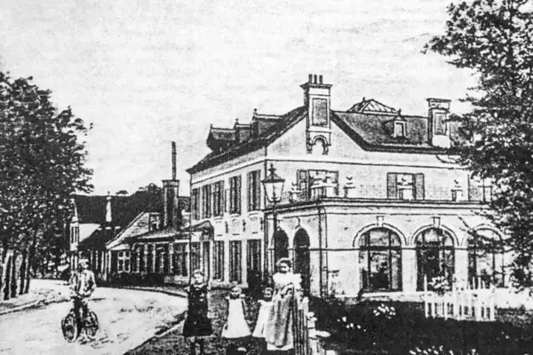 Altes Foto Louis C. Jacob Schwarz-weiß Bild des Hotels Louis C. Jacob zwischen 1922 und 1955. Vor dem Hotel steht eine Frau in einem langen hellen Kleid zusammen mit 3 Kindern. Ein Mann fährt auf einem Fahrrad auf der Straße.