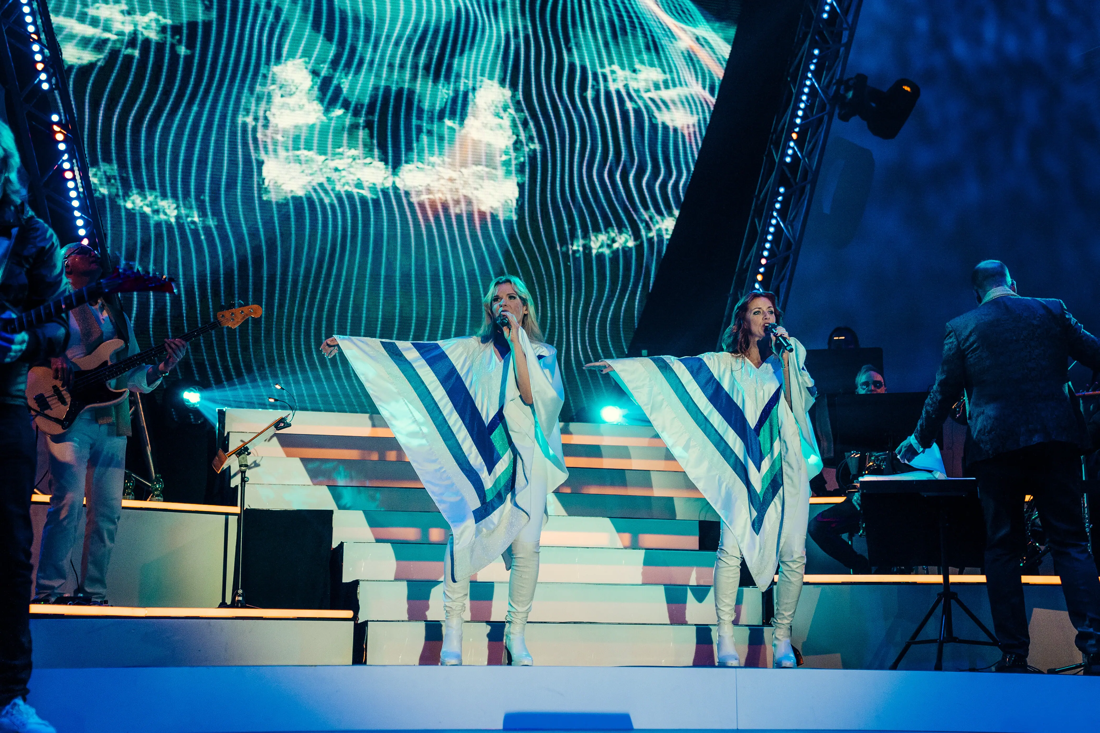 Eine Gruppe von Frauen singt auf der Bühne.