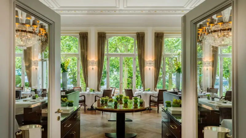 Jacobs Restaurant Offene Türen weisen den Weg ins Restaurant mit Blick ins Grüne