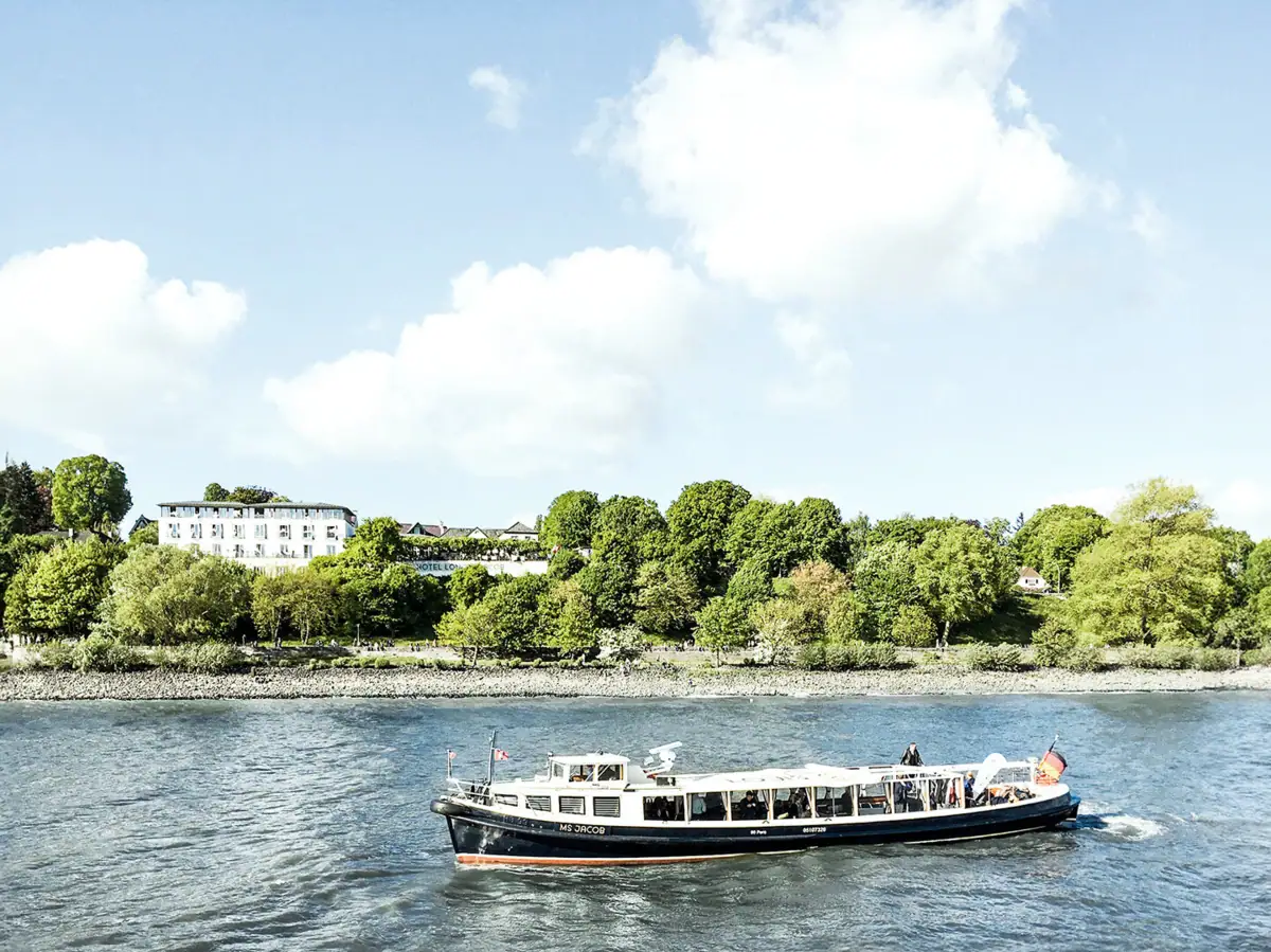 Barkasse MS Jacob fährt auf der Elbe bei Sonnenschein.