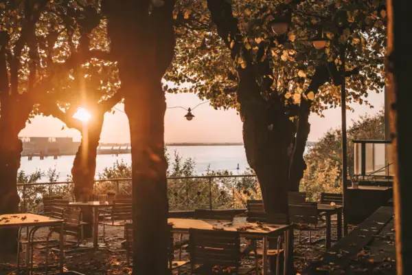 Lindenterrasse des Hotels Louis C. Jacib im Herbst bei Sonnenuntergang.