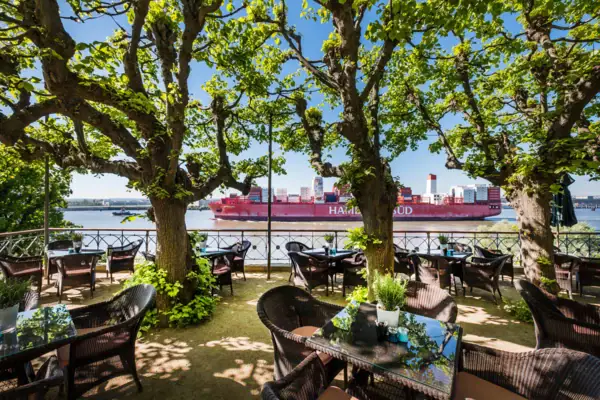 Lindenterrasse Die Lindenterrasse im Hotel Louis C. Jacob mit Blick auf die Elbe und ein vorbeifahrendes Containerschiff.