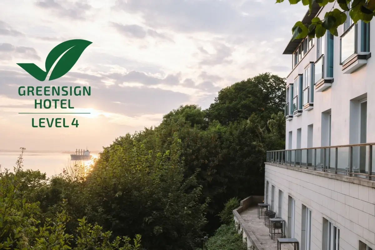 Ausblick Lindenterrasse Seitenansicht des Hotels Louis C. Jacob mit Blick auf die Elbe und einem Greensign Level 4 Zertifikat.