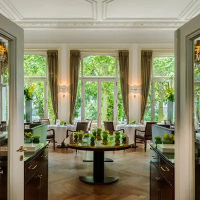 Jacob Restaurant Hamburg Das Jacob Restaurant mit Tischen und Stühlen und einem großen Fenster.