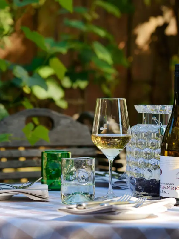 Weinwirtschaft das kleine Jacob Gedeckter Tisch im Biergarten der Weinwirtschaft Kleines Jacob.