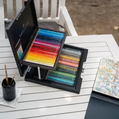 Eine Schachtel mit Buntstiften auf einem Tisch