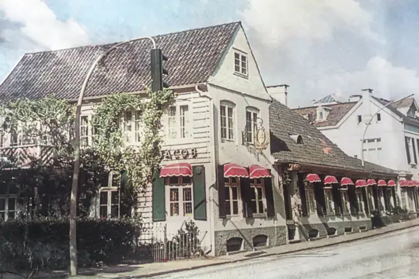 Altes Foto Louis C. Jacob Nachkoloriertes Bild der Außenansicht des Hotels Louis C. Jacob zwischen den Jahren 1955 bis 1970.