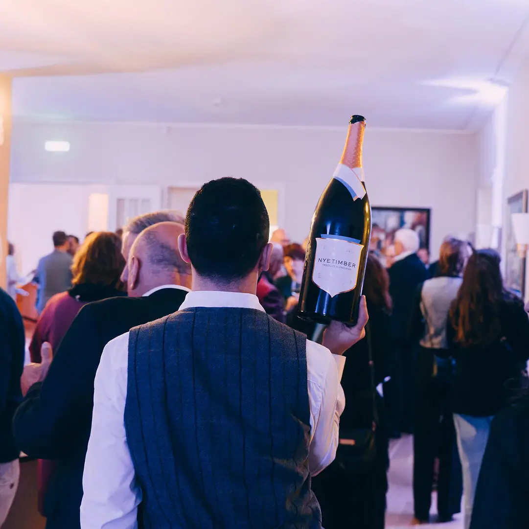 Ein Mann hält eine Weinflasche.