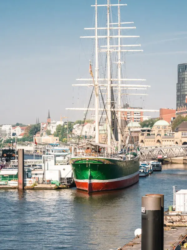 Die Ricker Rickmers im Hafen Hamburg