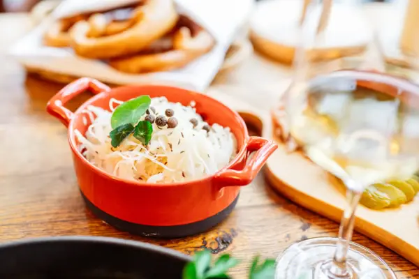 Sauerkraut Sauerkraut in einer kleinen roten Schale