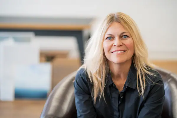 Claudia Storost Eine Frau lächelt in die Kamera.