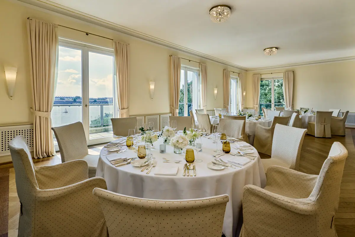 Landschaftszimmer Louis C. Jacob Landschaftszimmer im Hotel Louis C. Jacob mit großen runden Tischen und Blick auf die Elbe.