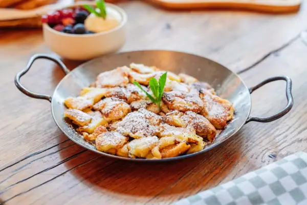 Karamellisierter Kaiserschmarrn Eine Pfanne mit karamellisiertem Kaiserschmarrn.
