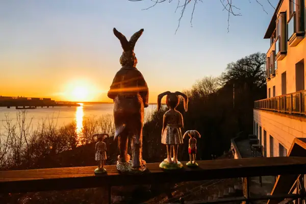 Osterhasen Elbblick Osterhasen-Figuren stehen auf der Reling der Lindenterrasse des Hotels Louis C. Jacob.