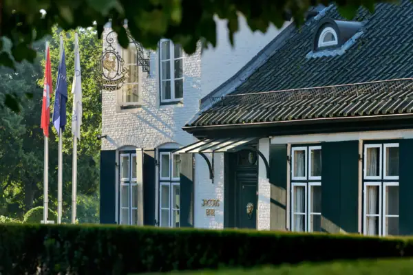 Außenansicht des Hotels Louis C. Jacob mit drei Fahnenmasten.