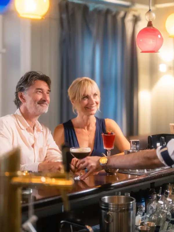 Gäste Jacobs Bar Ein Paar sitzt am Tresen der Jacobs Bar und spricht mit dem Barkeeper