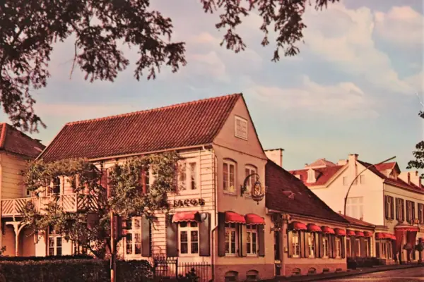 Historisches Jacob Gebäude mit Markisen an der Vorderseite