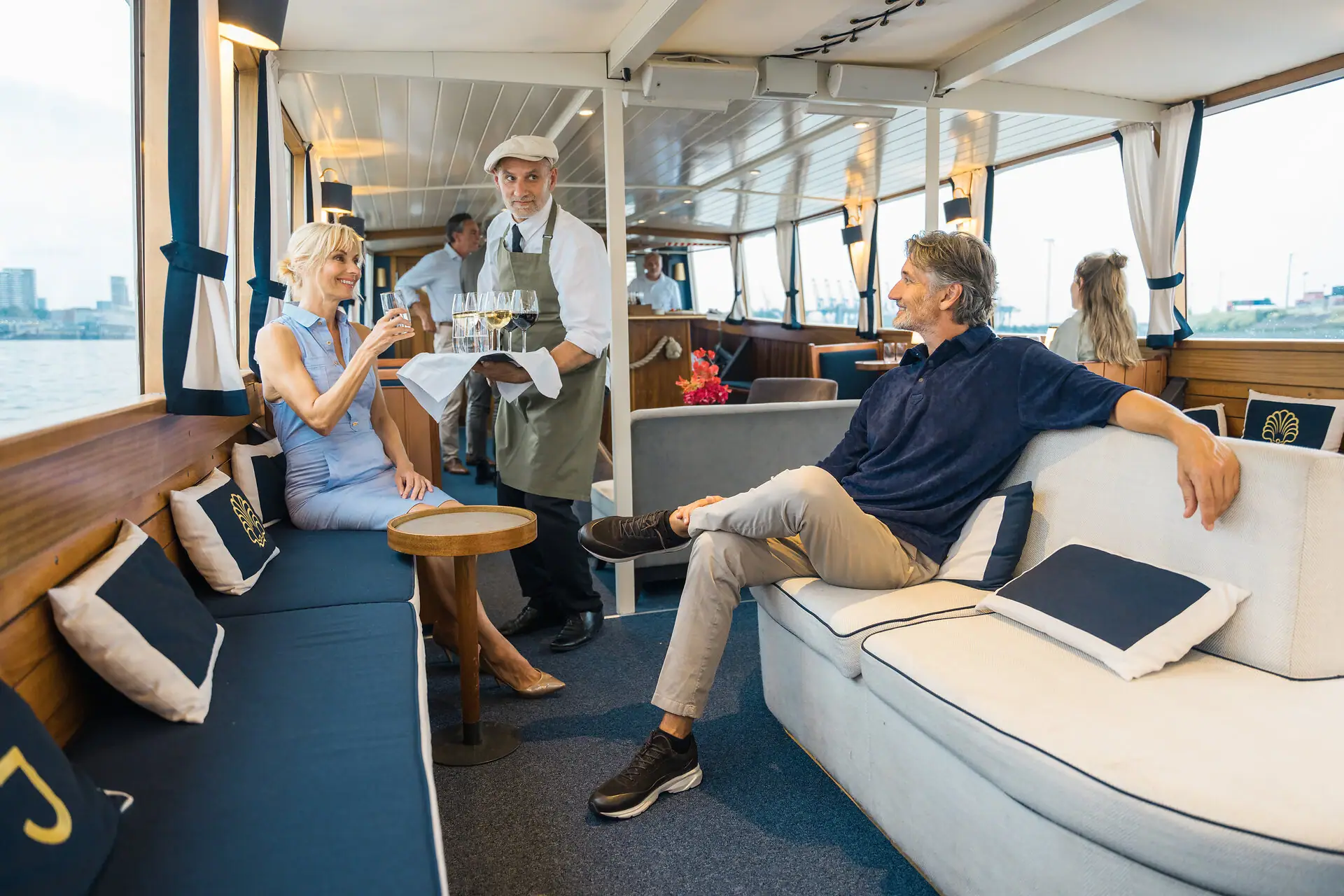 Innenraum der Barkasse MS Jacob ist ein großzügiger Loungebereich.