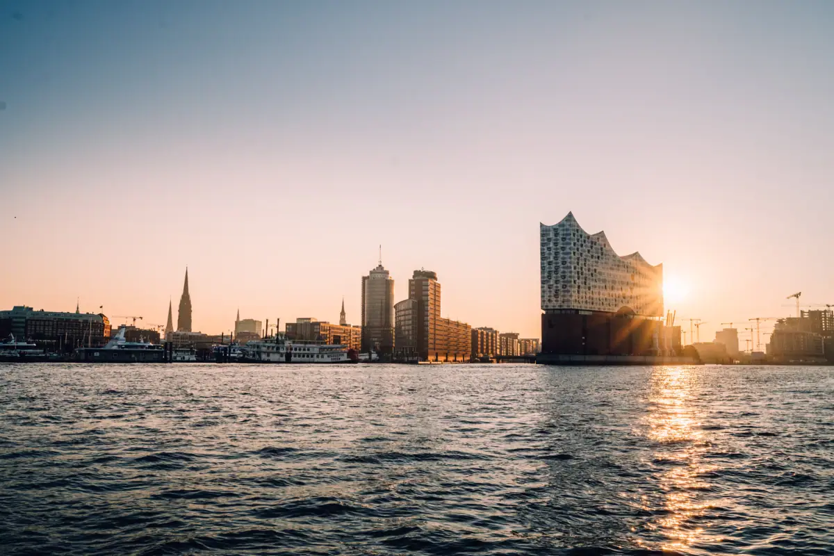 Elbphilharmonie vor Elbe
