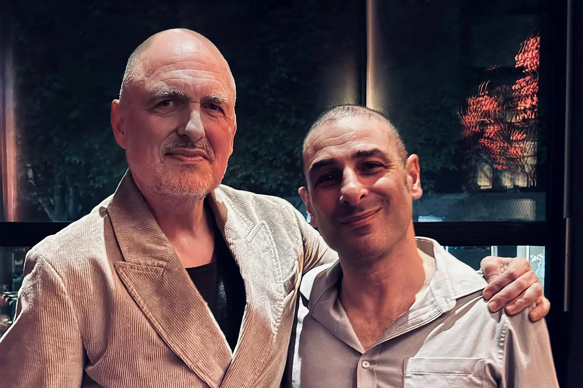 The Groove fellas Zwei Männer posieren für ein Foto, beide lächeln und haben den Arm umeinander gelegt