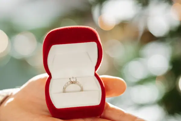Ring im Etui Nahaufnahme Hand hält einen Ring in einer Schachtel