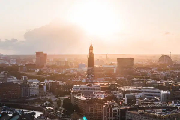 Luftbild Hamburg Stadtansicht mit einem hohen Turm im Vordergrund.