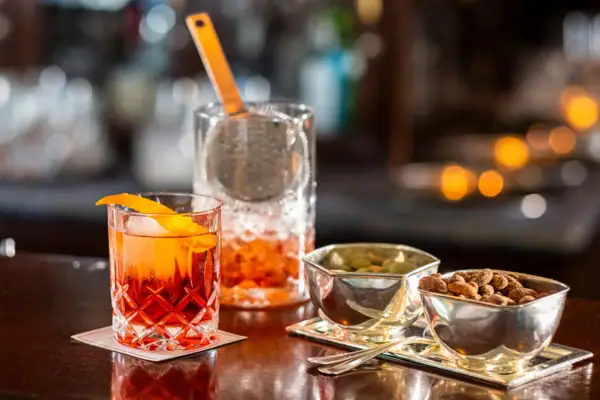 Drink Jacobs Bar Ein Cocktail und Nüsse auf dem Bartresen in der jacobs Bar im Hotel Louis C. Jacob.