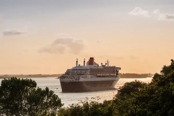 Kreuzfahrtschiff Queen Mary 2 Ein großes Kreuzfahrtschiff auf dem Wasser.