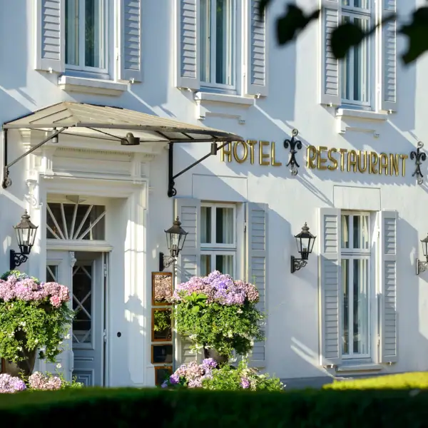 Front und Eingang des Hotels Louis C. Jacob.