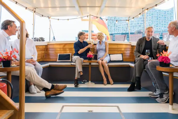 Ein Paar sitzt im Außenbereich der Barkasse MS Jacob.