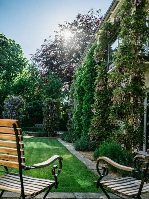 Garten Innenhof Zwei Gartenstühle im grünen Innenhof des Hotels Louis C. Jacob.