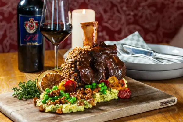 Ein Teller mit Essen auf einem Tisch.